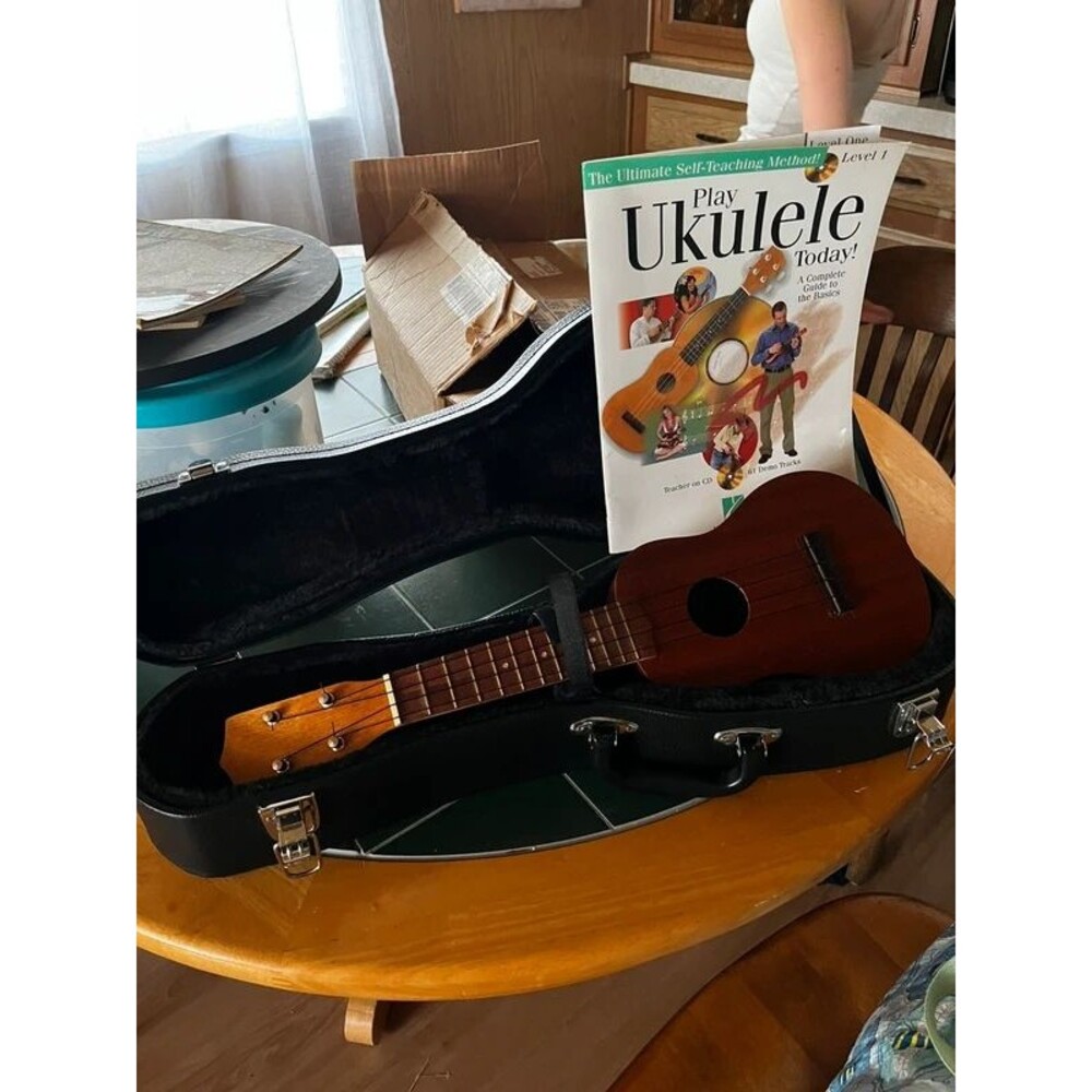 Small kids ukulele and hard case